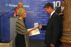 Anne Kathrine Jensen, the Managing Director of Entry Point North, receiving the Partner Award form Kornél Szepessy, CEO of HungaroControl  